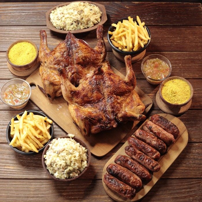 Combo Grande Família: dois galetos assados na brasa com dois baiões de dois, oito linguiças toscanas, batatas fritas, farofas e vinagretes